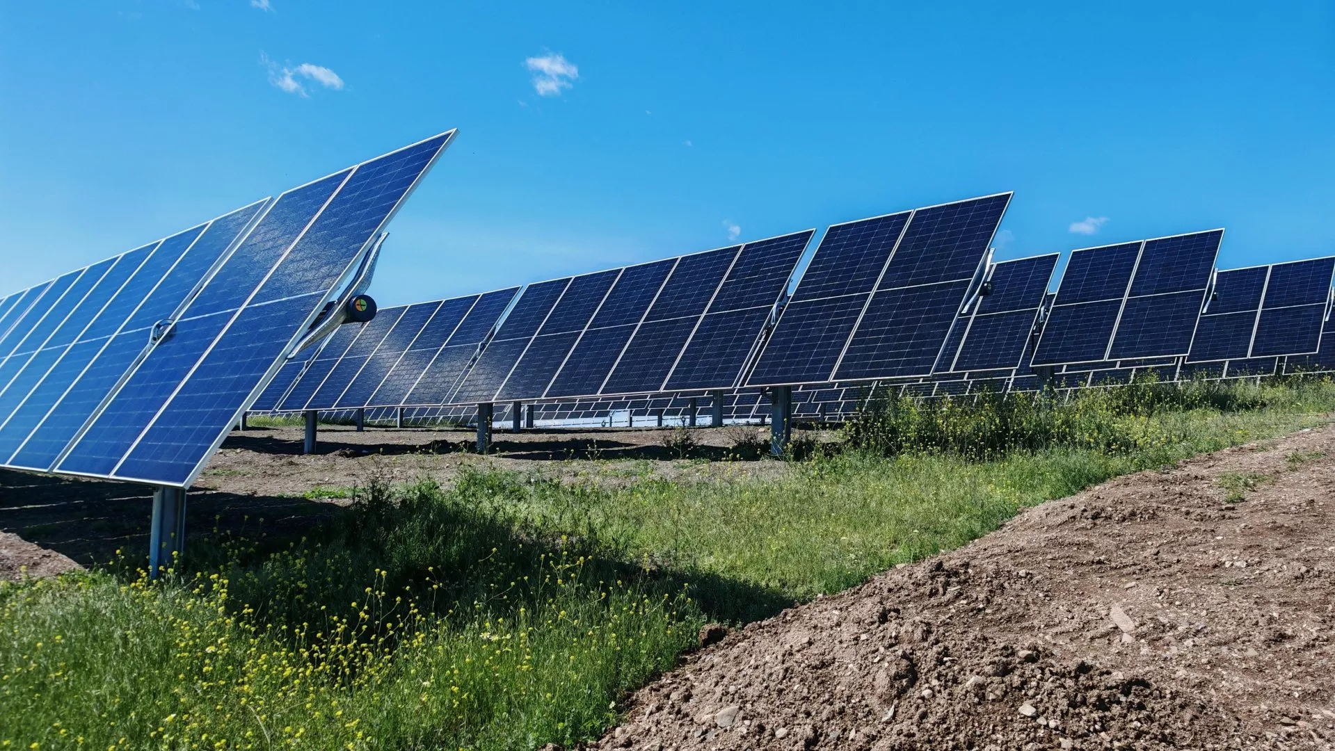 “Şəfəq” Günəş Elektrik Stansiyasında günəş panellərinin quraşdırılmasına start verilib